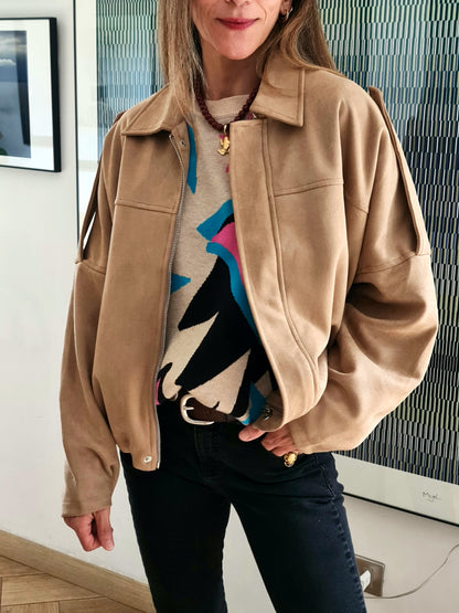CHAQUETA RAMONA GAMUZA CAMEL SUAVE.