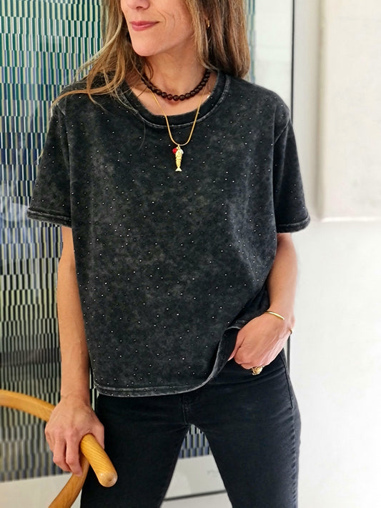 POLERA TACHITAS GRIS OSCURO.