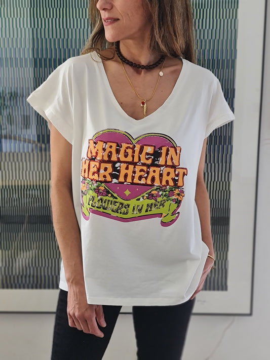POLERA GRAFICA TACHAS BLANCA.