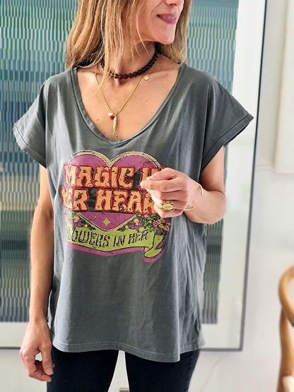 POLERA GRAFICA TACHAS GRIS -10% DCTO.