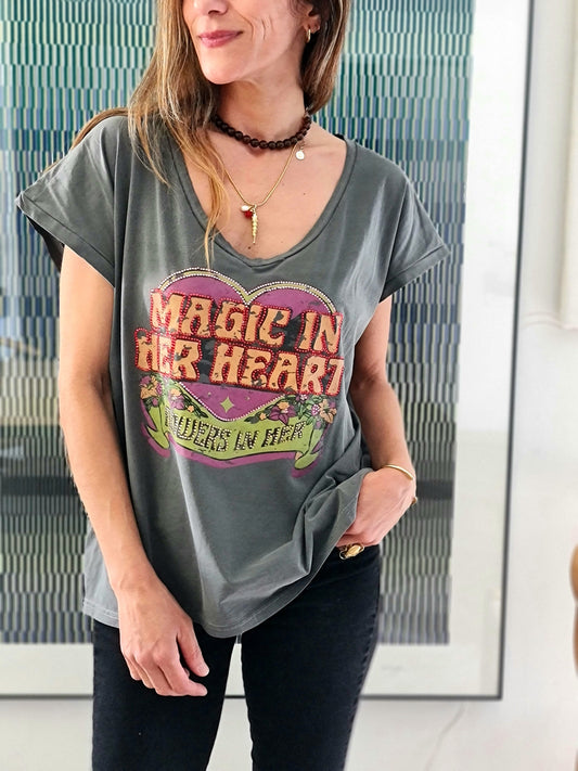 POLERA GRAFICA TACHAS GRIS.