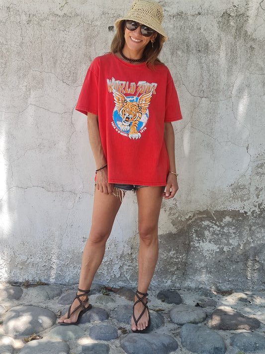 Polera Worl Tour Roja Gastado -55% DCTO.