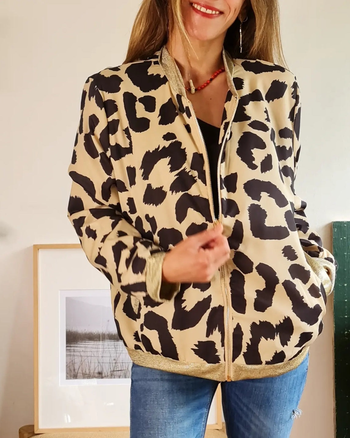 Chaqueta Bomber de Satin, con forro. Bomber Satin Print es suave, liviana y fresca ideal para la temporada.&nbsp; Cierre frontal, bolsillos laterales.&nbsp; Pretina cuello y puños en tela color dorado viejo.&nbsp; Muy estiloso esta Bomber !!.