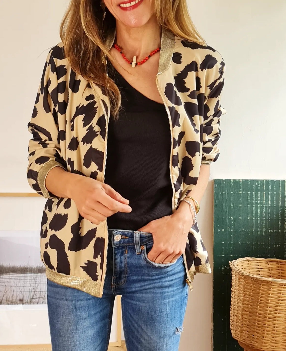 Chaqueta Bomber de Satin, con forro. Bomber Satin Print es suave, liviana y fresca ideal para la temporada.&nbsp; Cierre frontal, bolsillos laterales.&nbsp; Pretina cuello y puños en tela color dorado viejo.&nbsp; Muy estiloso esta Bomber !!.