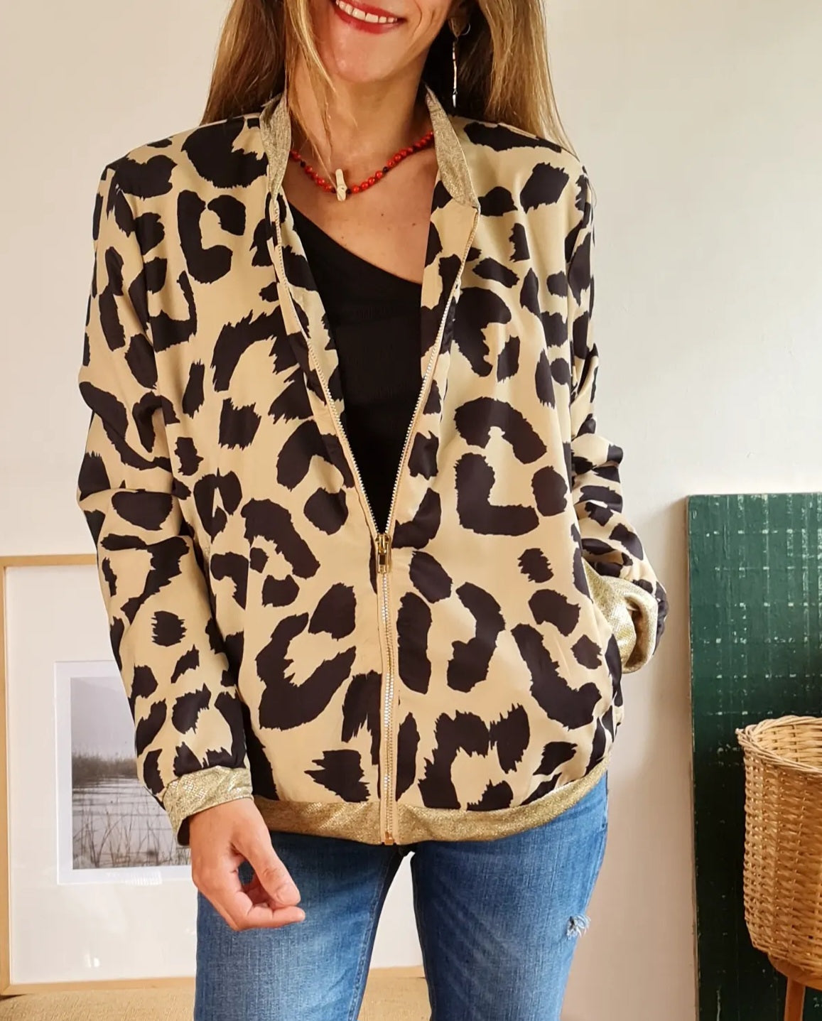 Chaqueta Bomber de Satin, con forro. Bomber Satin Print es suave, liviana y fresca ideal para la temporada.&nbsp; Cierre frontal, bolsillos laterales.&nbsp; Pretina cuello y puños en tela color dorado viejo.&nbsp; Muy estiloso esta Bomber !!.