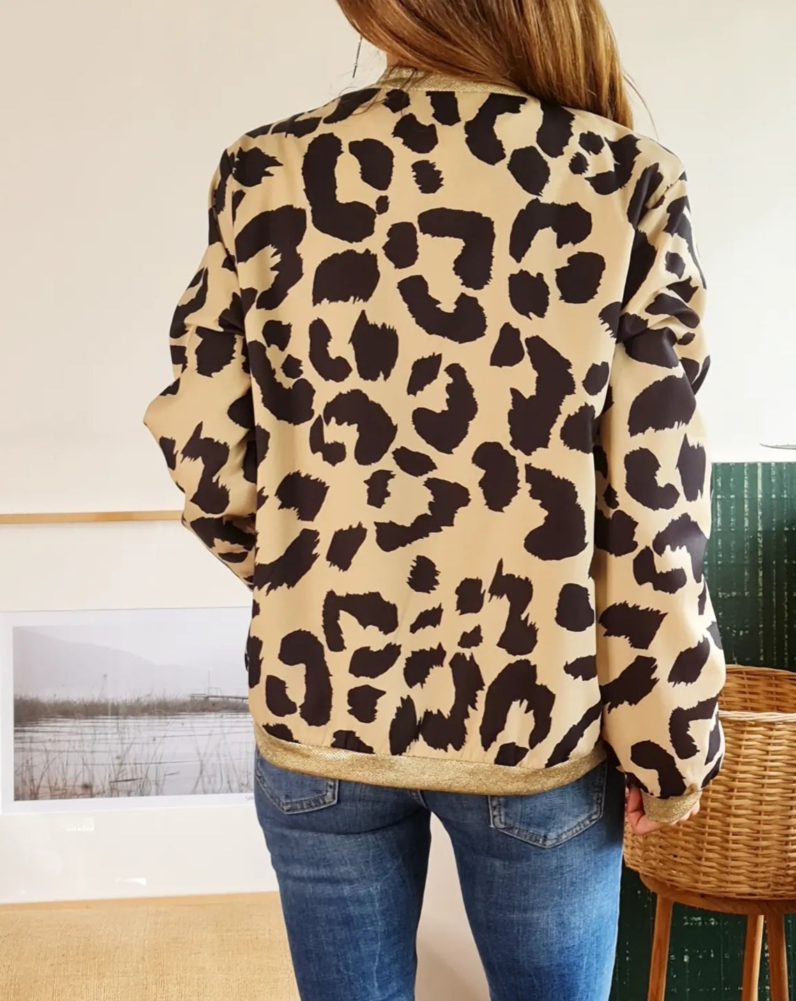 Chaqueta Bomber de Satin, con forro. Bomber Satin Print es suave, liviana y fresca ideal para la temporada.&nbsp; Cierre frontal, bolsillos laterales.&nbsp; Pretina cuello y puños en tela color dorado viejo.&nbsp; Muy estiloso esta Bomber !!.