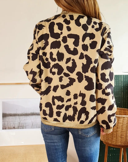 Chaqueta Bomber de Satin, con forro. Bomber Satin Print es suave, liviana y fresca ideal para la temporada.&nbsp; Cierre frontal, bolsillos laterales.&nbsp; Pretina cuello y puños en tela color dorado viejo.&nbsp; Muy estiloso esta Bomber !!.