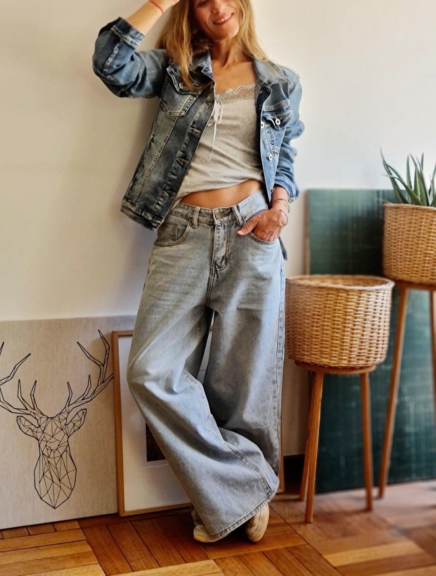CHAQUETA DE JEANS AZUL GASTADO.