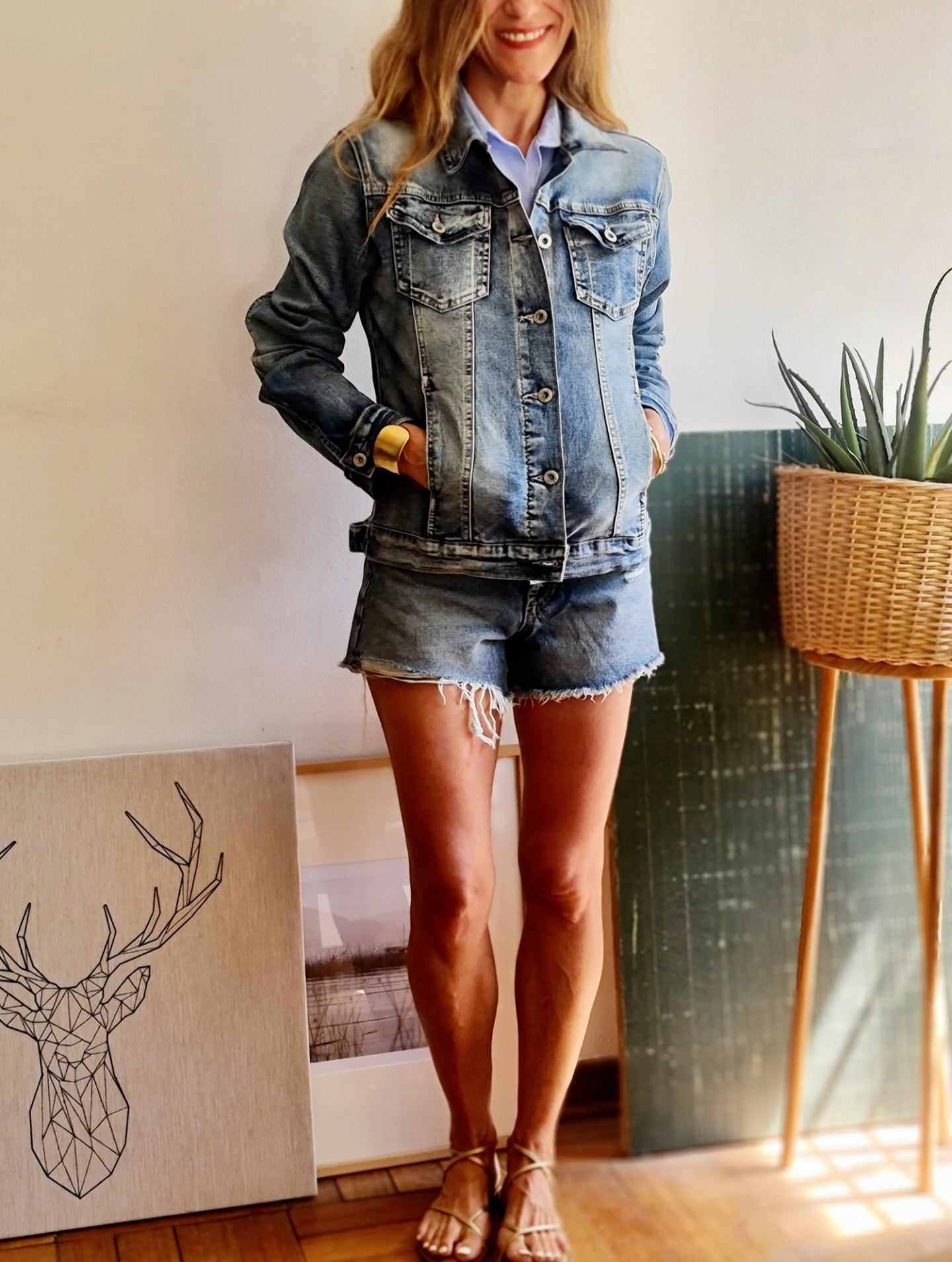 CHAQUETA DE JEANS AZUL GASTADO.
