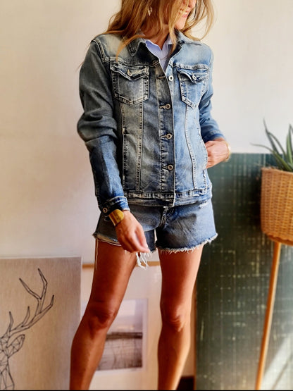 CHAQUETA DE JEANS AZUL GASTADO.