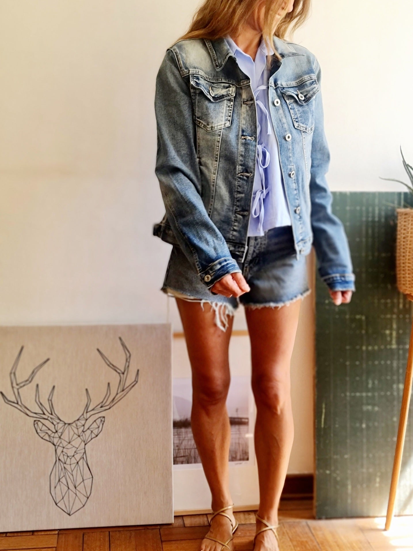 CHAQUETA DE JEANS AZUL GASTADO.
