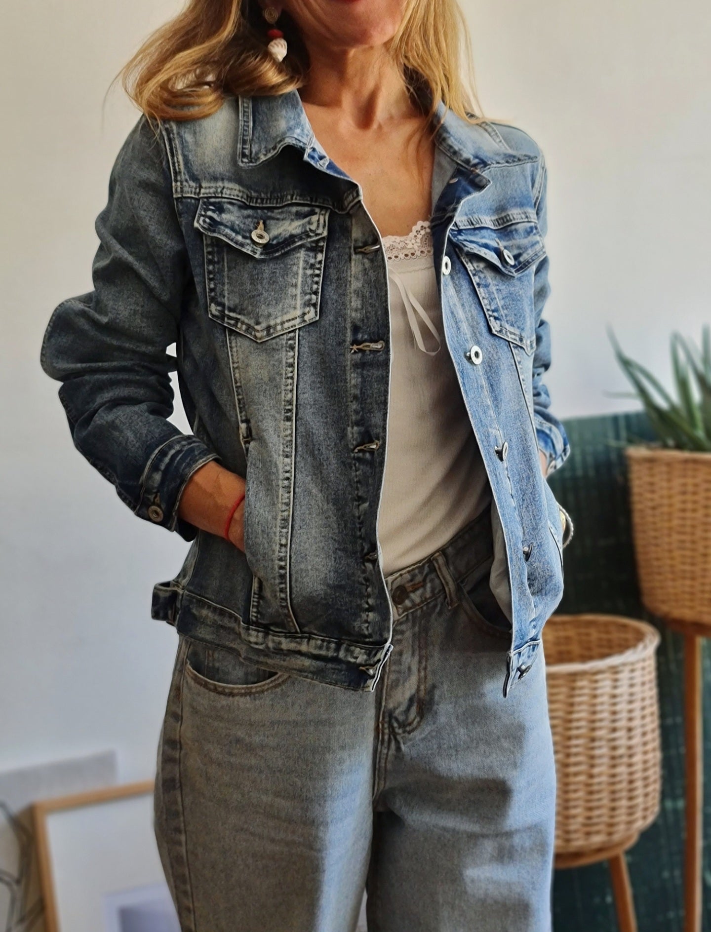 CHAQUETA DE JEANS AZUL GASTADO.