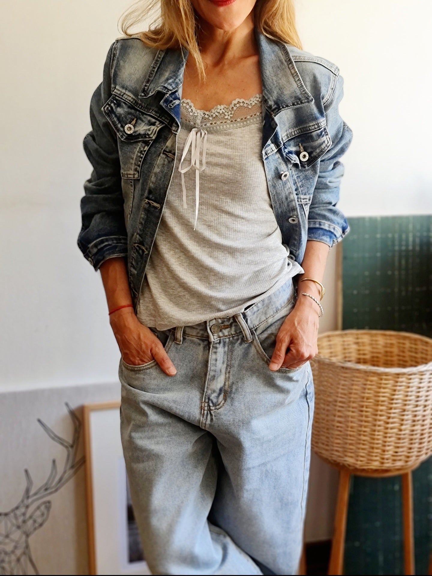 CHAQUETA DE JEANS AZUL GASTADO.