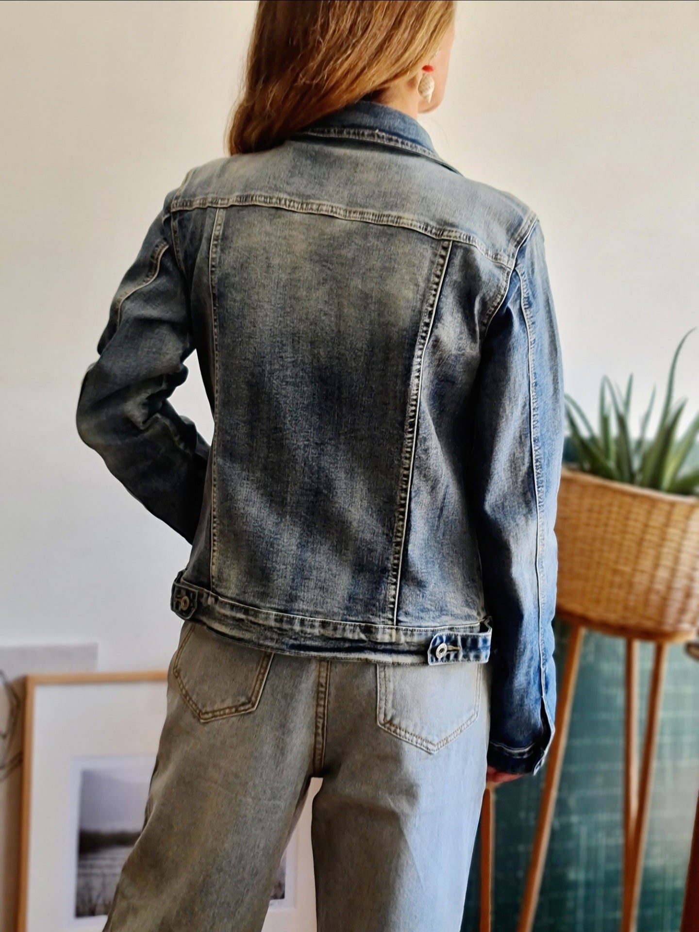 CHAQUETA DE JEANS AZUL GASTADO.