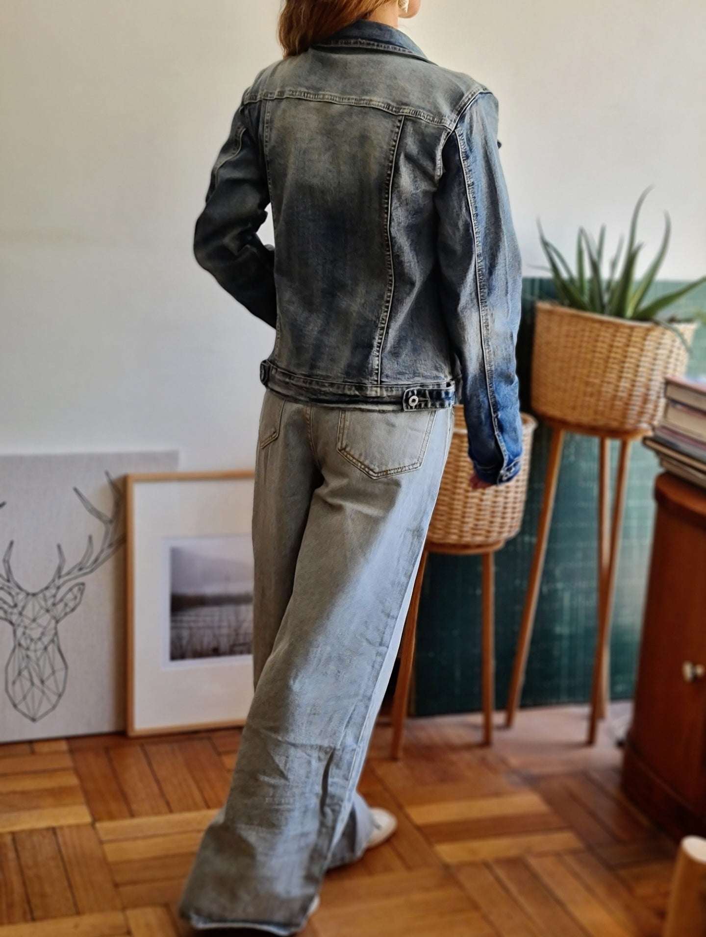 CHAQUETA DE JEANS AZUL GASTADO.