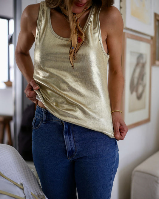 POLERA METALIZADA DORADA.