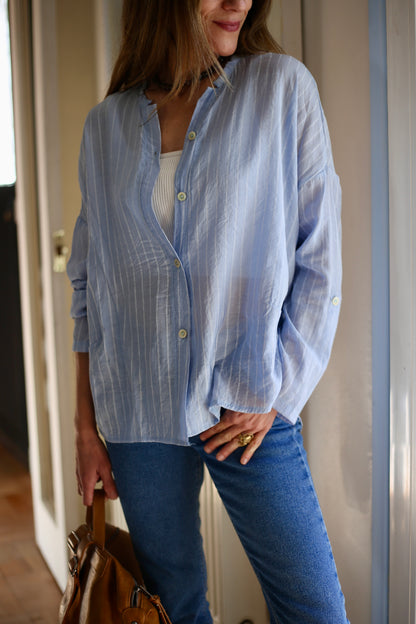 BLUSA SARITA RAYAS CELESTE.