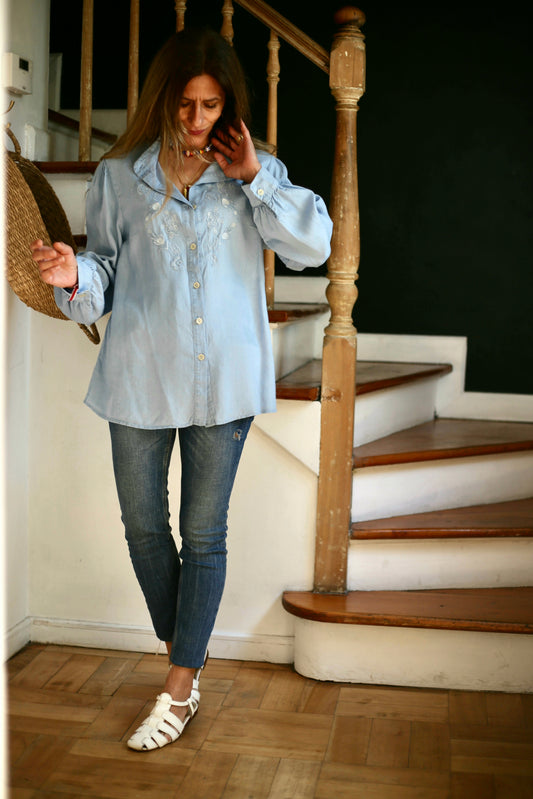 BLUSA JEANS BORDADA CELESTE -10% DCTO.