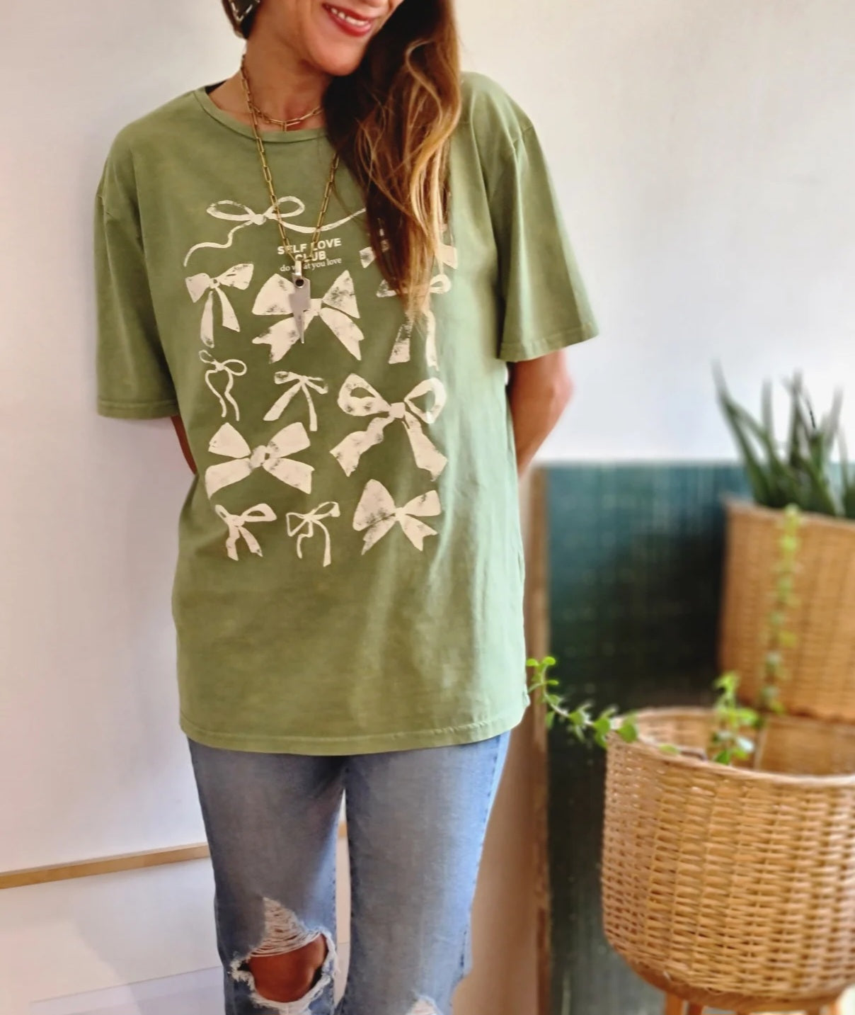 POLERA ALGODÓN DESGASTADA VERDE.