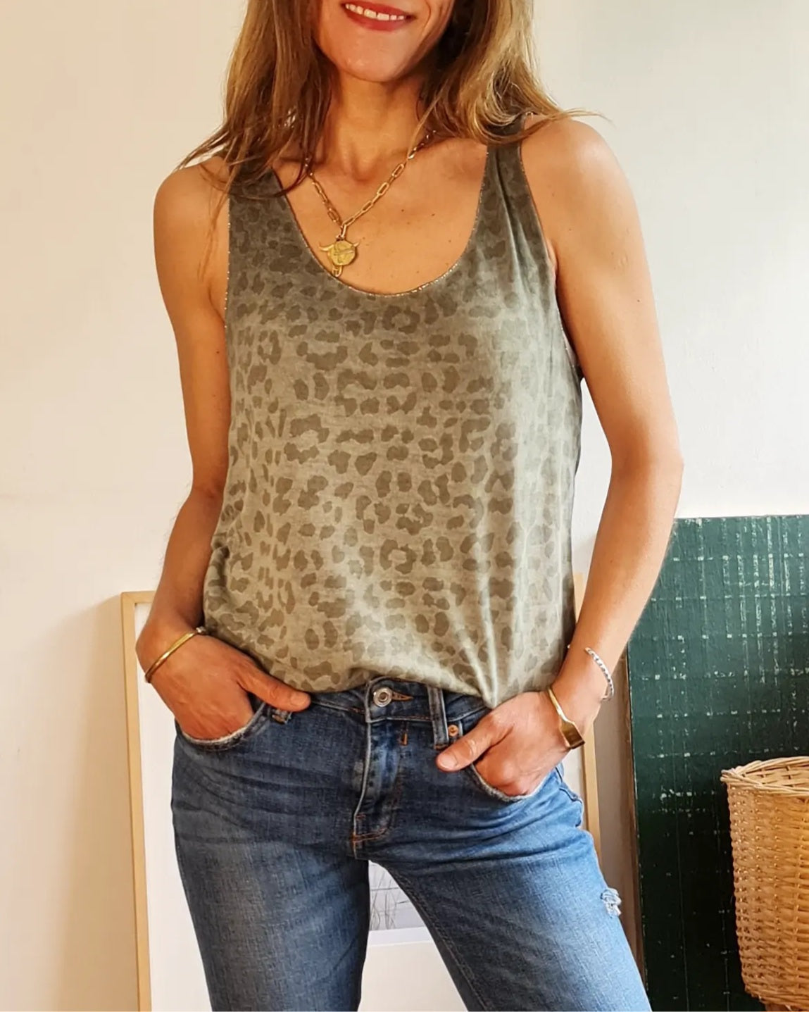 POLERA PRINT VERDE MUSGO DESGASTADA -20% DE DCTO.