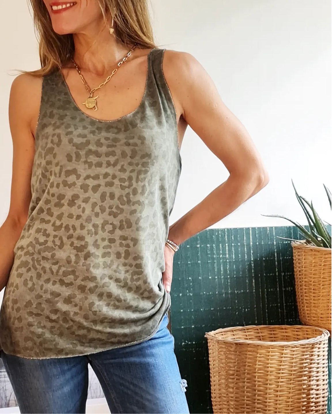 POLERA PRINT VERDE MUSGO DESGASTADA -20% DE DCTO.